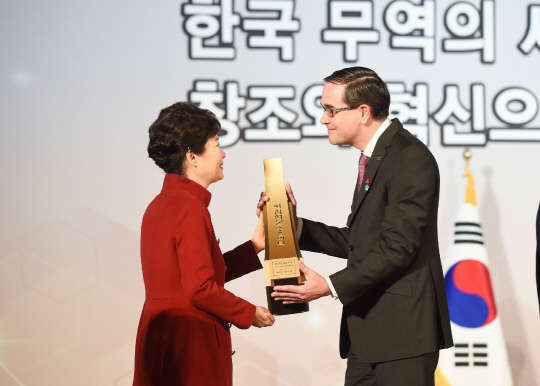 박근혜 대통령이 7일 서울 코엑스에서 열린 제52회 무역의 날 기념식에서 프랑수아 프로보 르노삼성자동차 사장에게 '20억불 수출의 탑'을 수여하고 있다. <르노삼성자동차 제공>